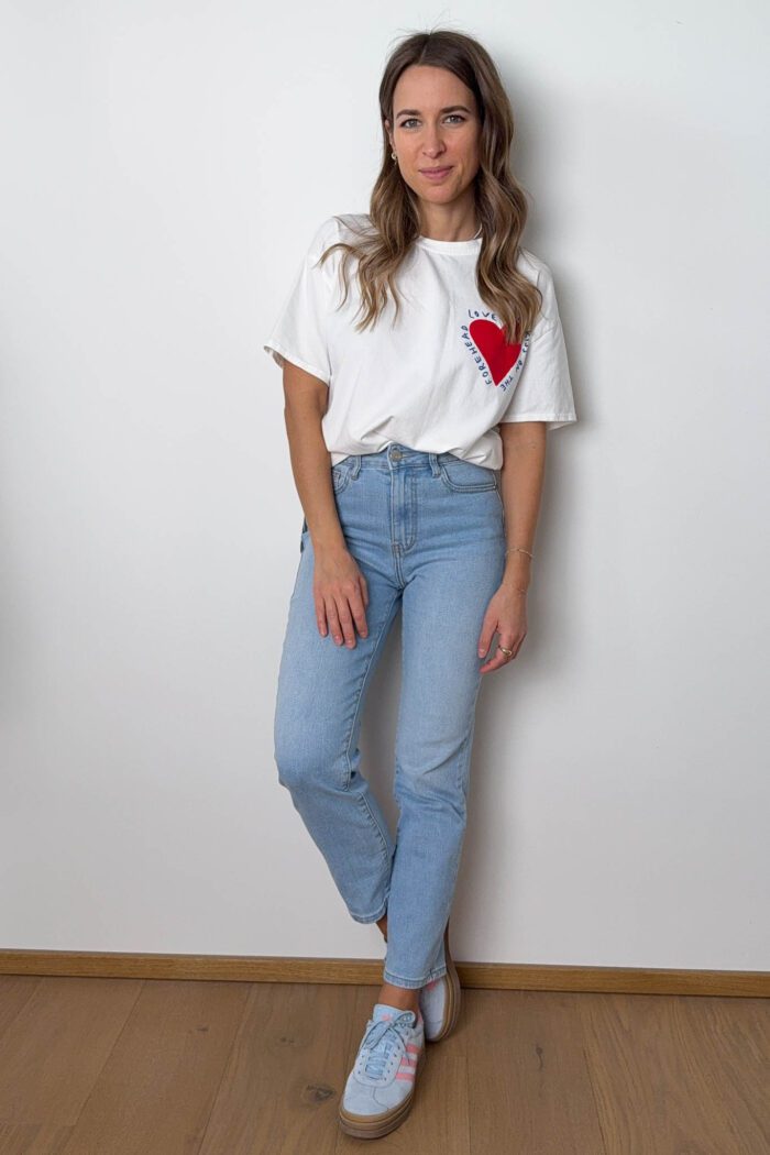T-Shirt "Love is..." – Bild 4