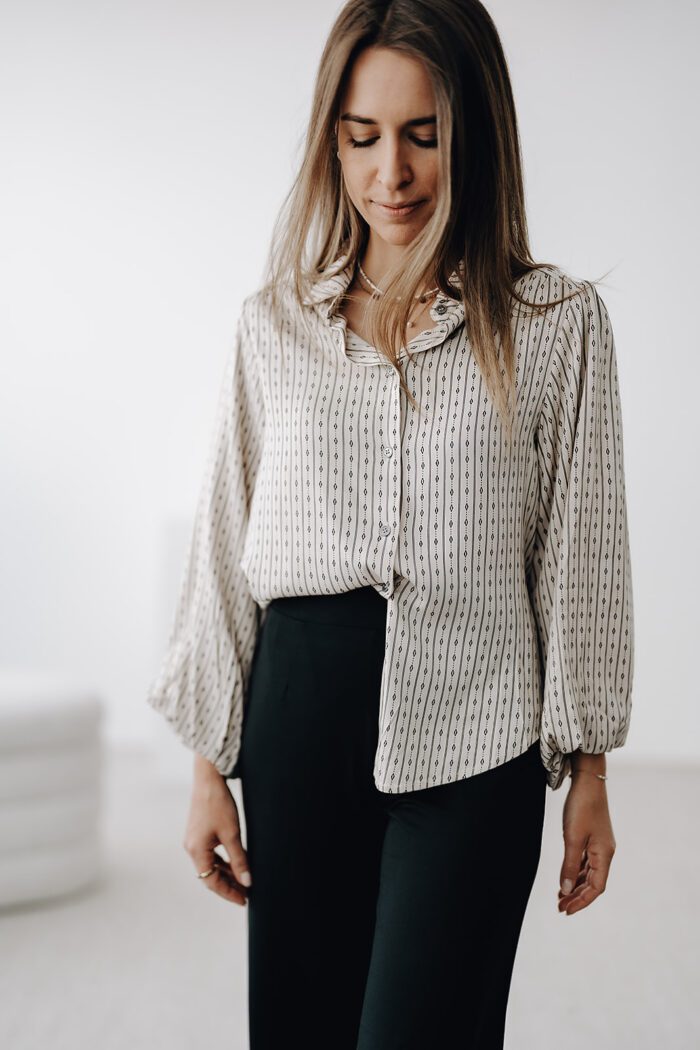 Bluse mit Tulpenärmeln und Muster – Bild 3