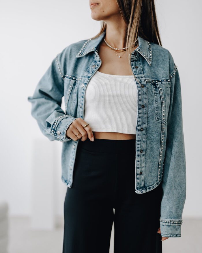 Jeansjacke mit Nieten – Bild 4
