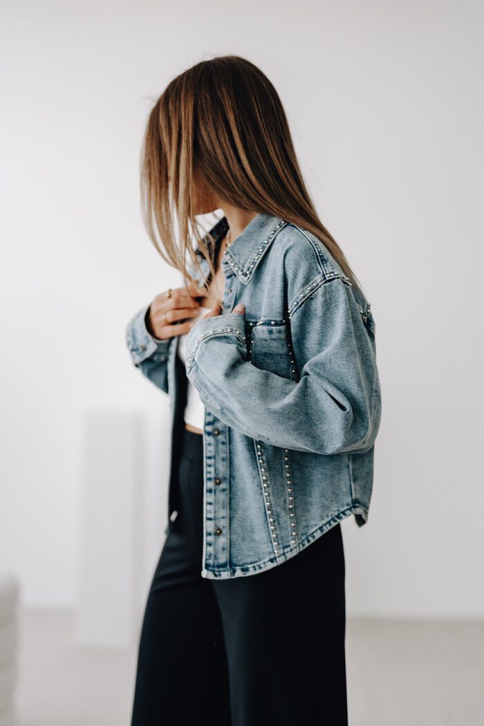 Jeansjacke mit Nieten
