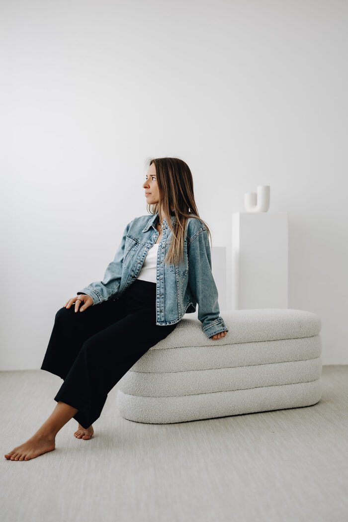Jeansjacke mit Nieten – Bild 3