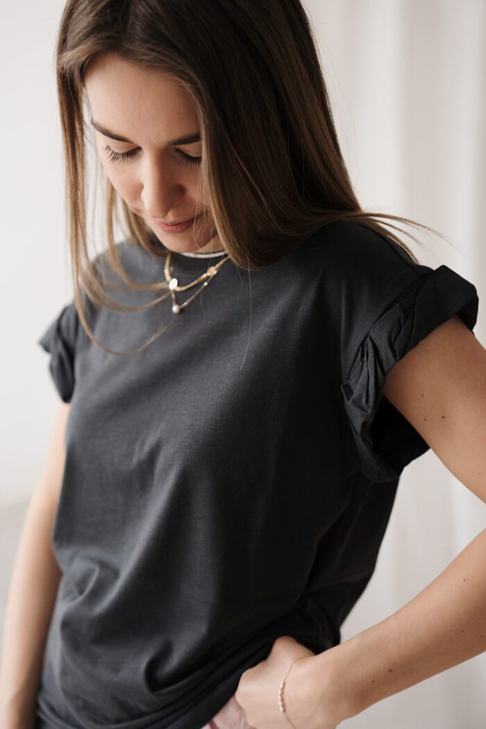 T-Shirt mit plissierten Ärmeln in zwei Farben – Bild 3