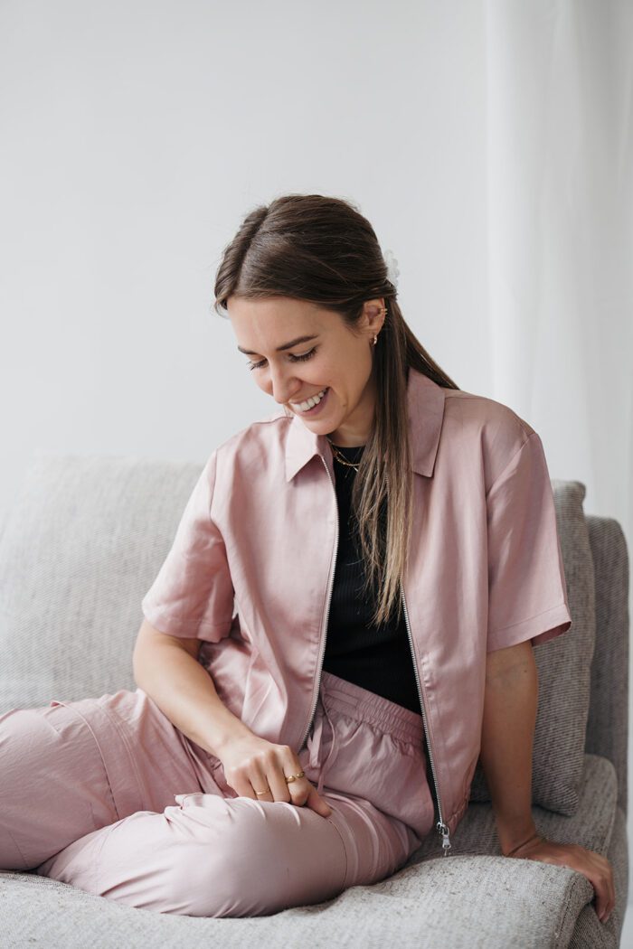 Kurzärmelige Satinjacke "soft mauve" – Bild 2