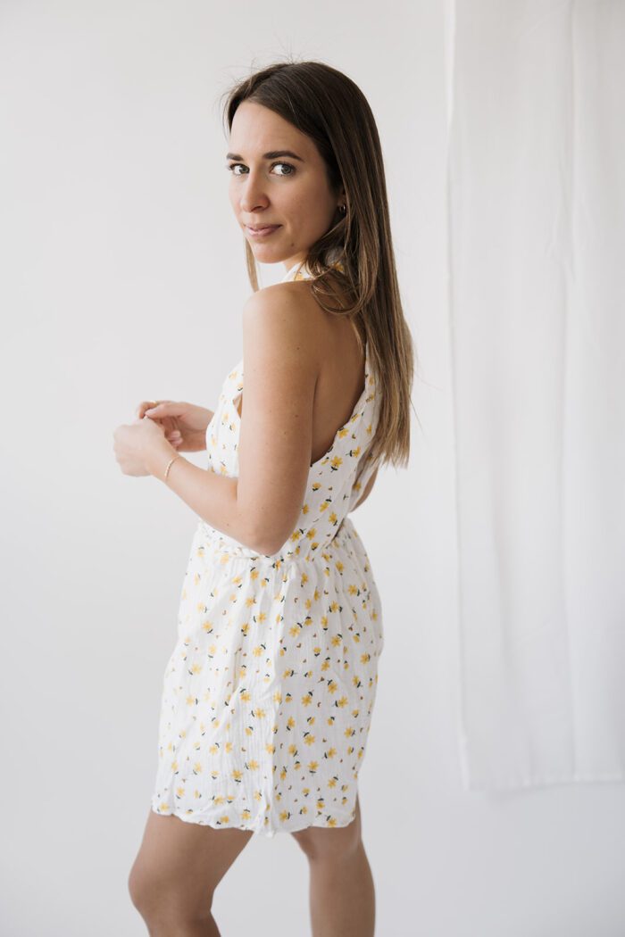 Kurzer Jumpsuit mit Blumenmuster – Bild 2