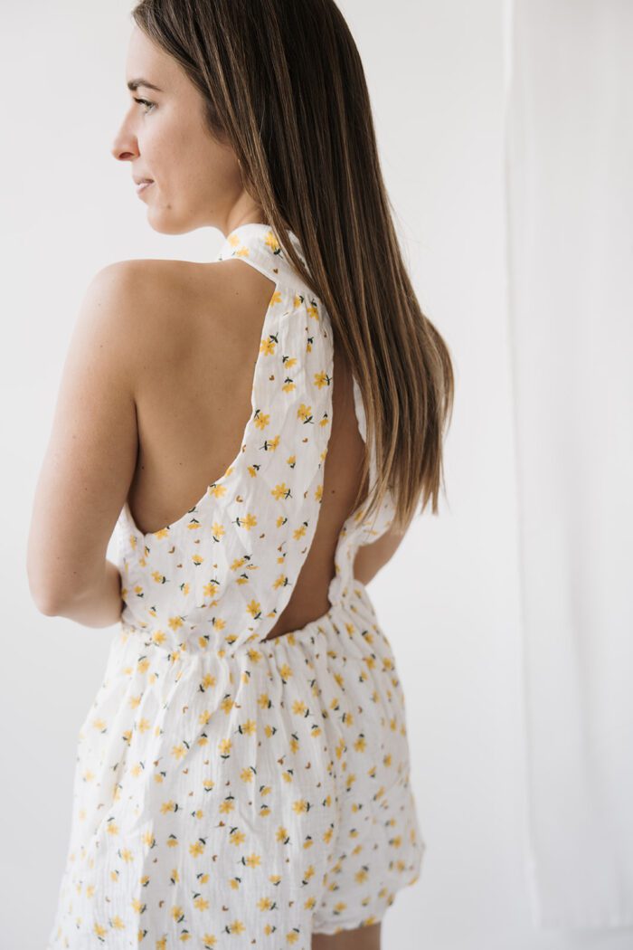 Kurzer Jumpsuit mit Blumenmuster – Bild 5