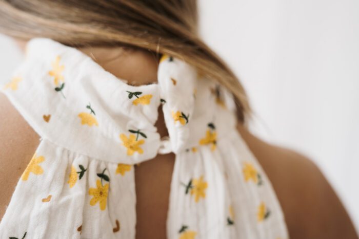 Kurzer Jumpsuit mit Blumenmuster – Bild 4