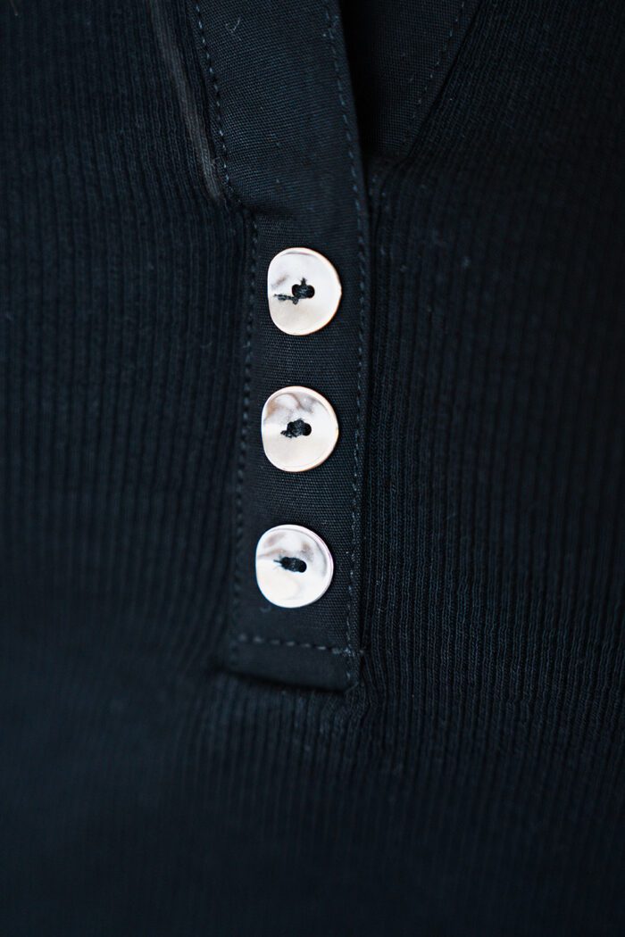 T-Shirt mit Knöpfchen "black" – Bild 4