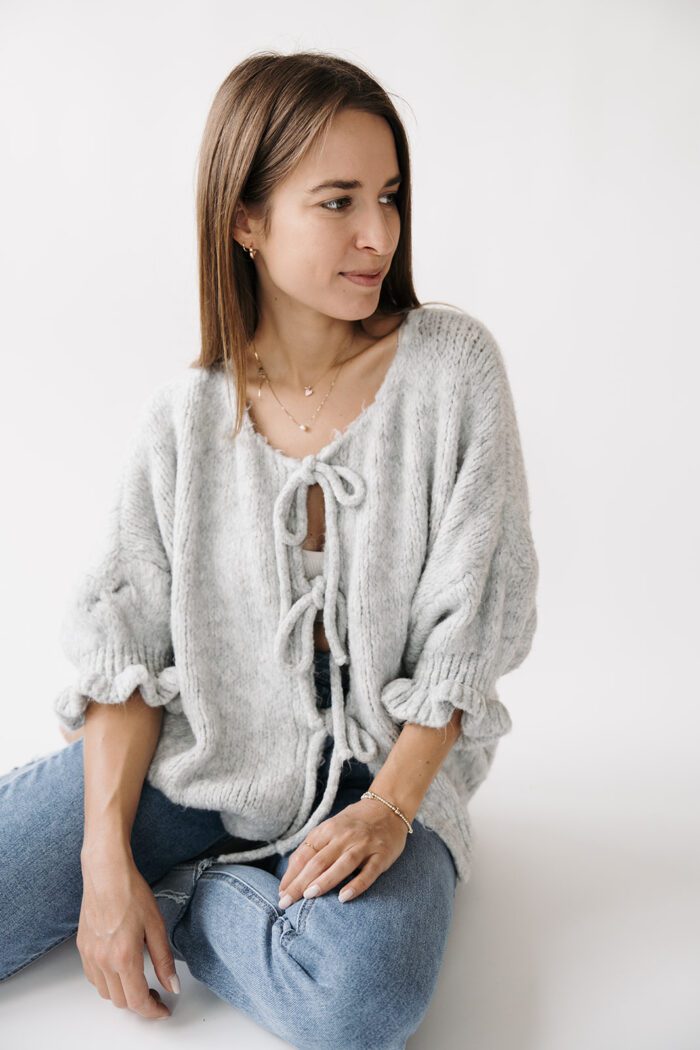 Cardigan Romance Hellgrau – Bild 2