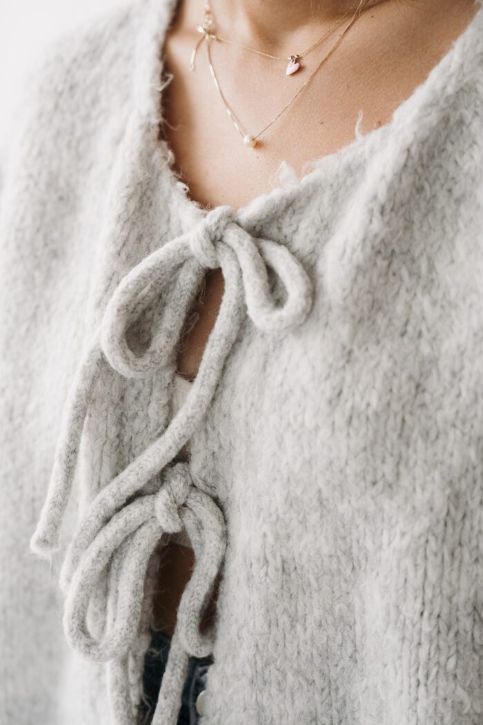 Cardigan Romance Hellgrau – Bild 5