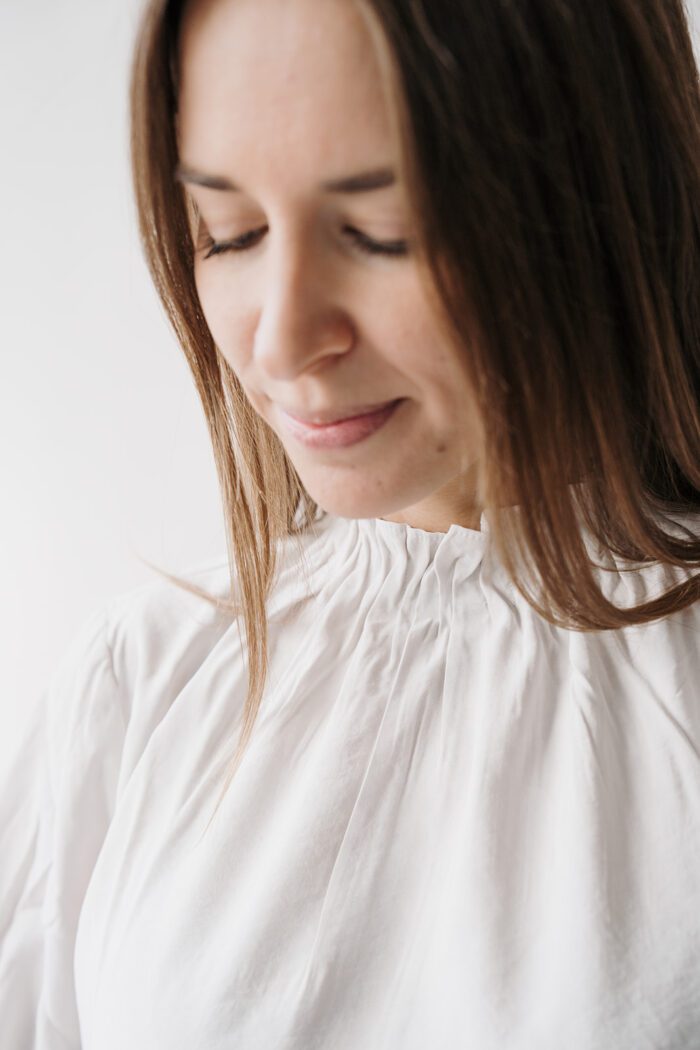 Rollkragenbluse Early Frost White – Bild 2