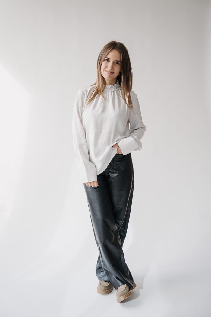 Rollkragenbluse Early Frost White – Bild 5